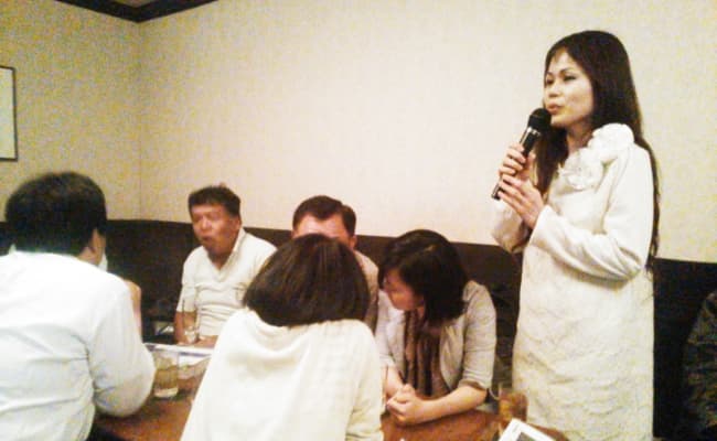 熱唱する山田後援会顧問