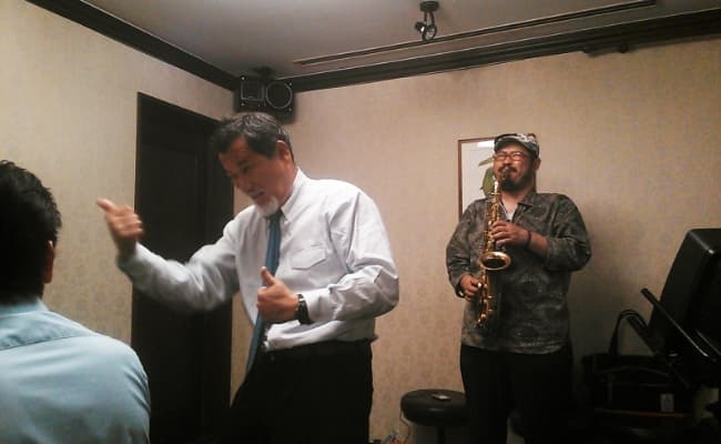 サックス奏者の坪山さんとワンゲル部三原さん