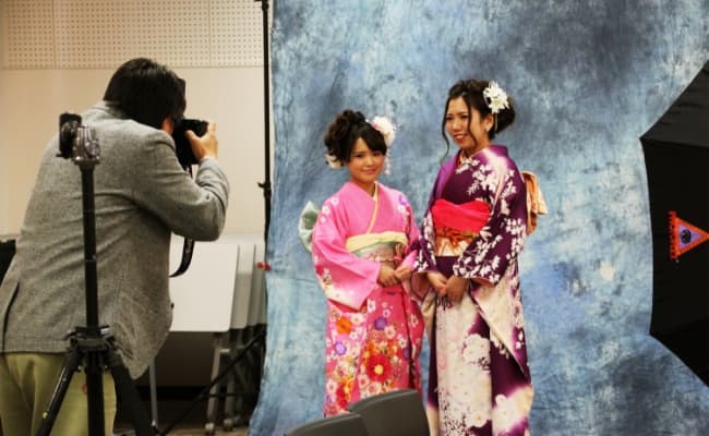 卒業生プロカメラマンによる記念撮影の様子