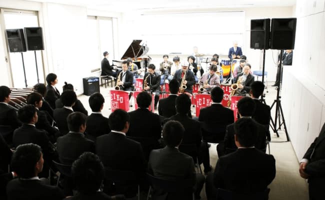 卒業生による演奏の様子