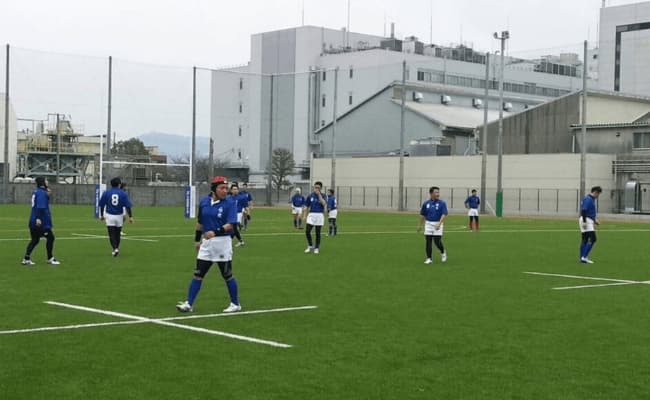 啓光学園ラグビーとの現役、OB戦の様子