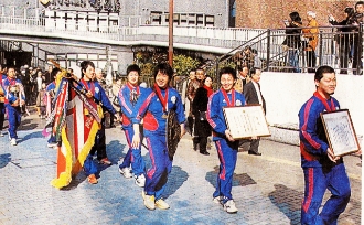 花園全国大会 優勝パレードの様子（1枚目）