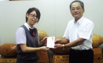 生徒会へ文化祭の売上金を寄付