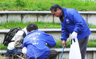 ゴミ拾い作業風景（2枚目）