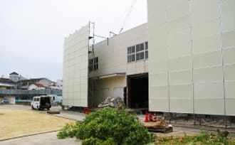 体育館とプール周辺の解体作業の様子