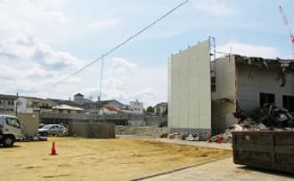 体育館とプールの解体作業の様子