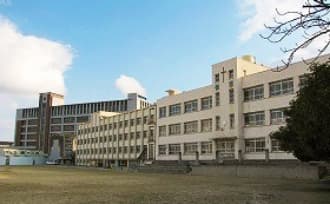 旧校舎と並ぶ新校舎の写真