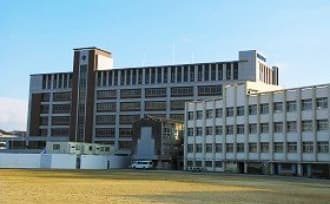 旧校舎とクラブハウスと新校舎の写真