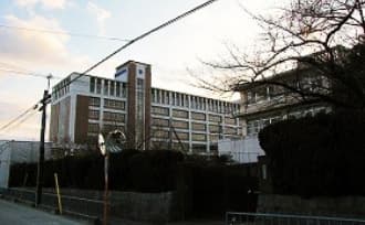 レジデンス側からみた新校舎の写真