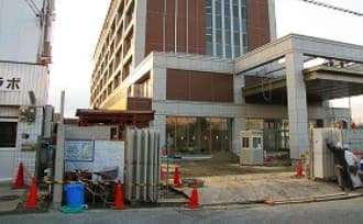 明倫小学校側の正面玄関の工事が進む様子