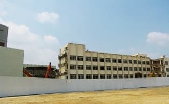 クラブハウスの方からの解体作業の様子