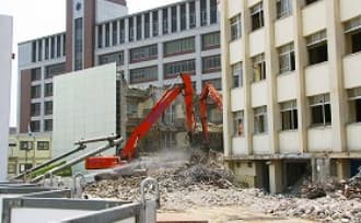 新校舎側の旧校舎から解体が進む様子