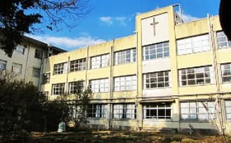 中庭側から見た旧校舎の写真