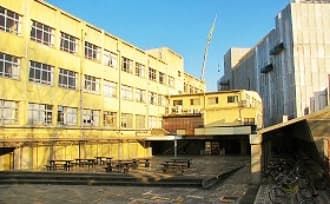 中庭から食堂側を見た時の写真