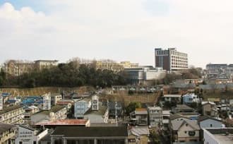 宮之阪方面から見た校舎全景の写真