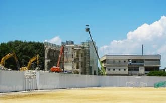 壁一枚を残すのみとなった工事風景