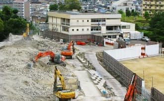 建物の基礎を取り除く工事の様子