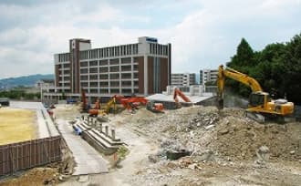 元正面玄関付近から新校舎方向を見た時の写真