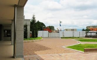 新校舎玄関付近から見た元啓光校舎