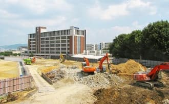 旧校舎がなくなって新校舎がポツンと建つ様子