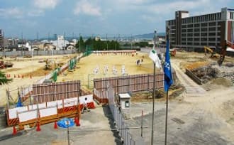 整備中のグランドで部活をする様子