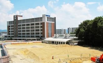 新校舎と体育館の写真